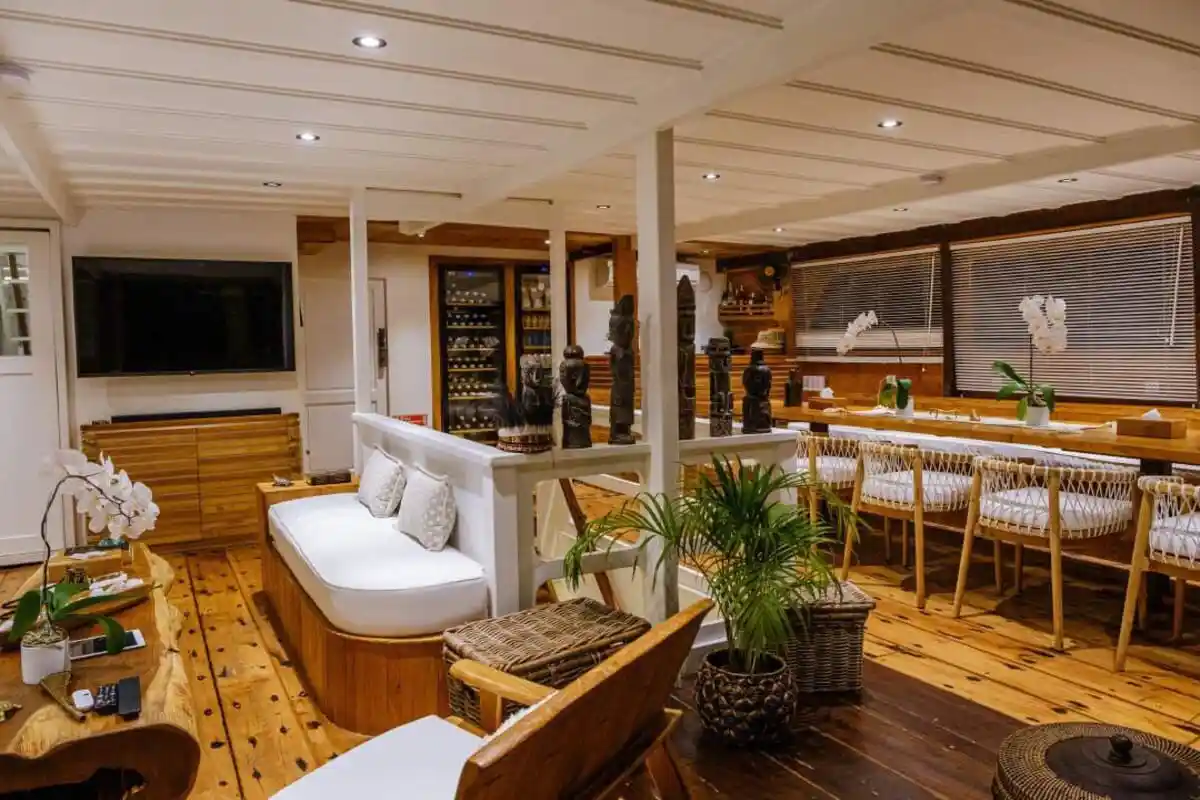 Indoor Lounge & Bar