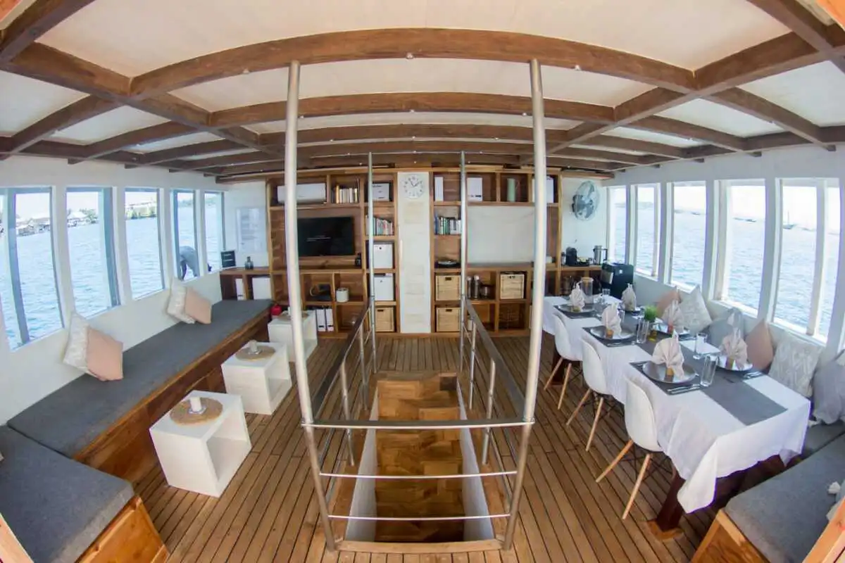 Indoor Dining & Lounge