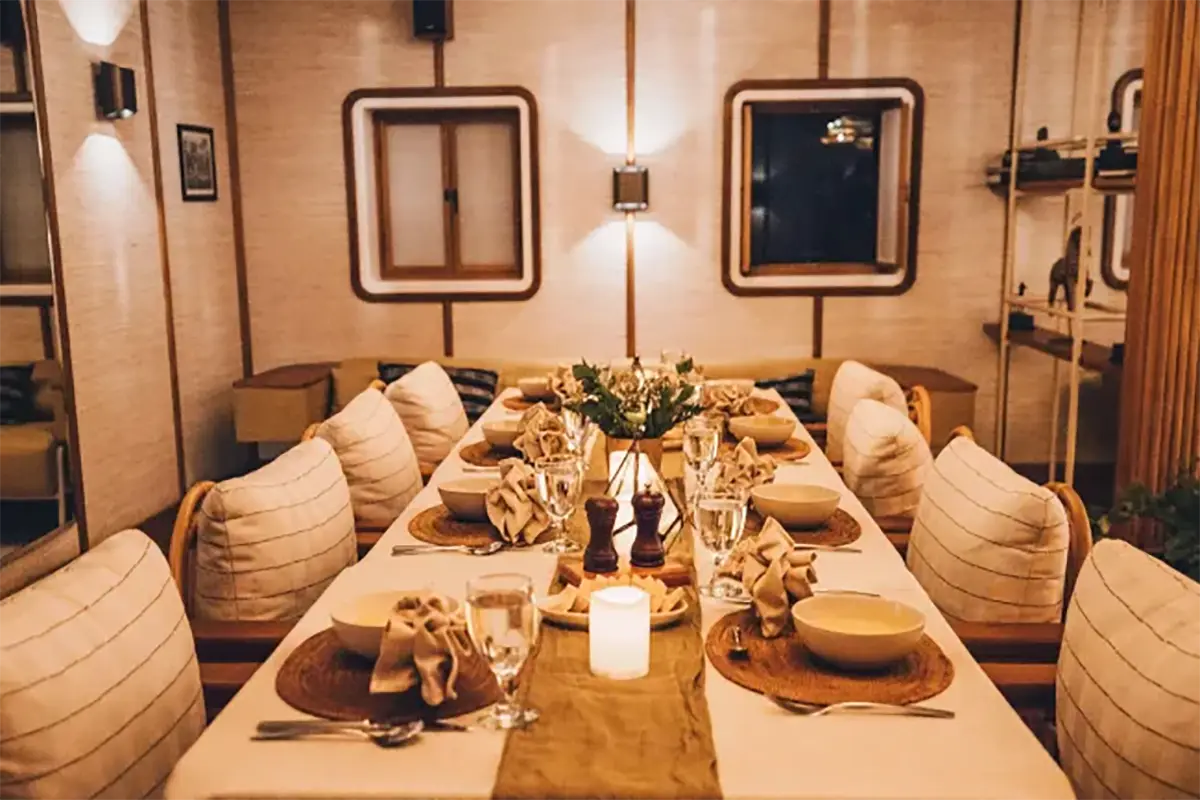 Indoor Dining & Lounge
