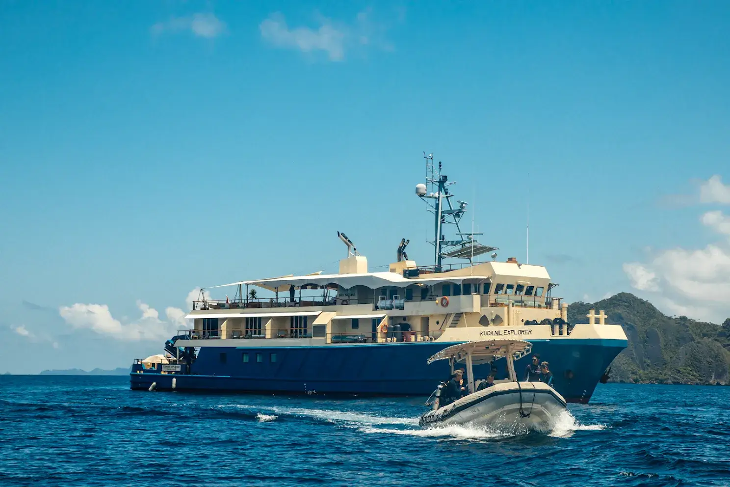 Kudanil Explorer Liveaboard - Exterior