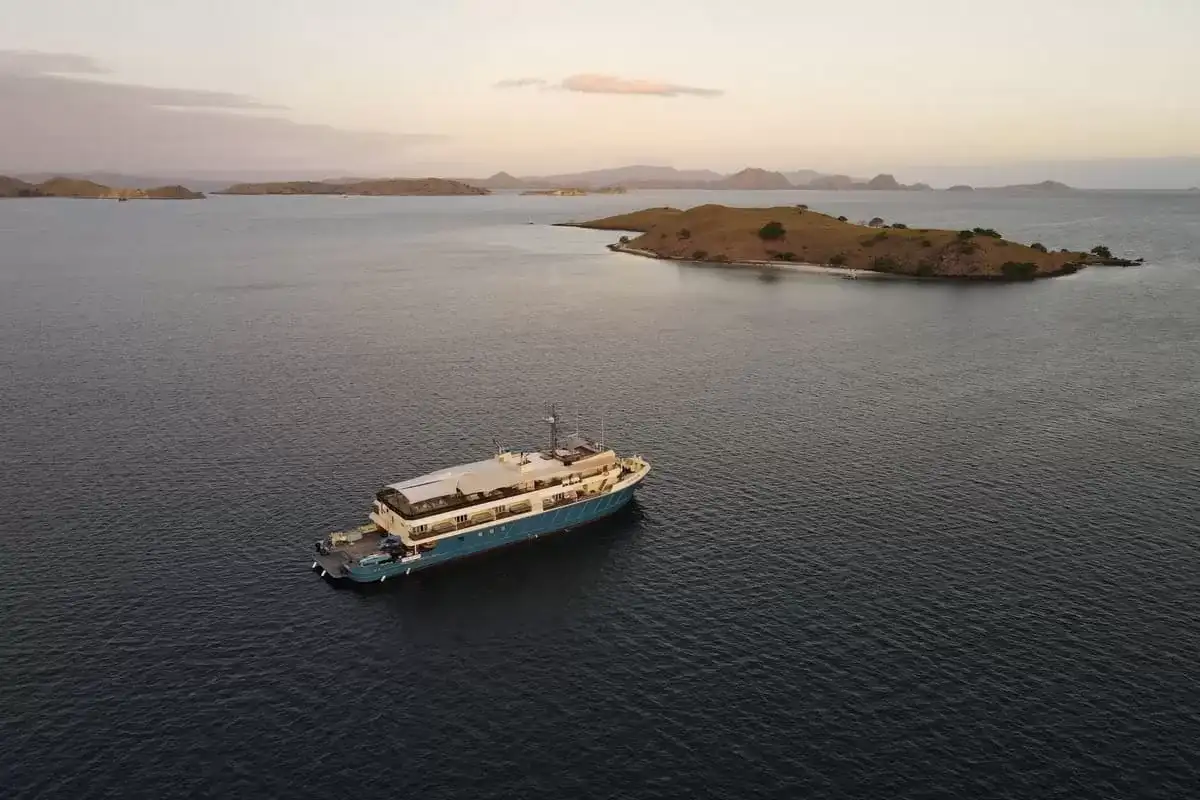 Kudanil Explorer Liveaboard - Exterior