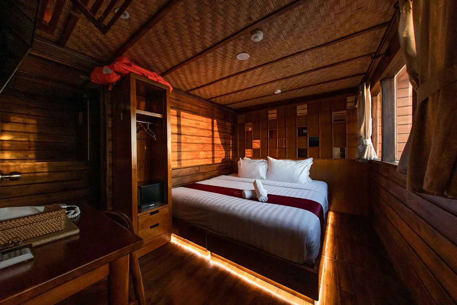 Neomi Cruise middle deck double bed cabin