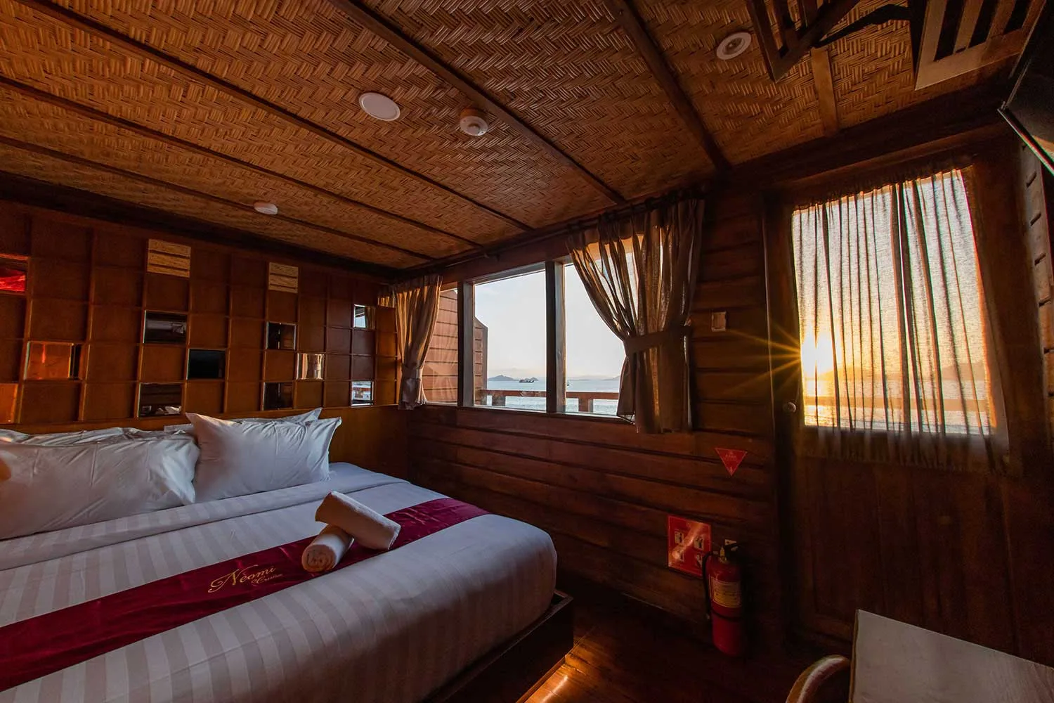 Neomi Cruise middle deck double bed cabin