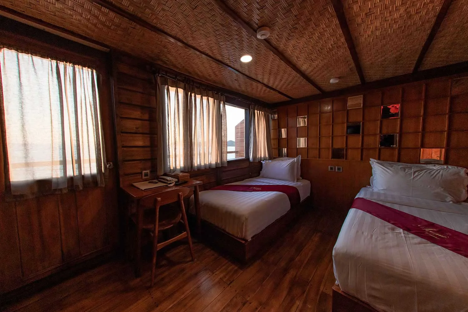 Neomi Cruise middle deck twin bed cabin