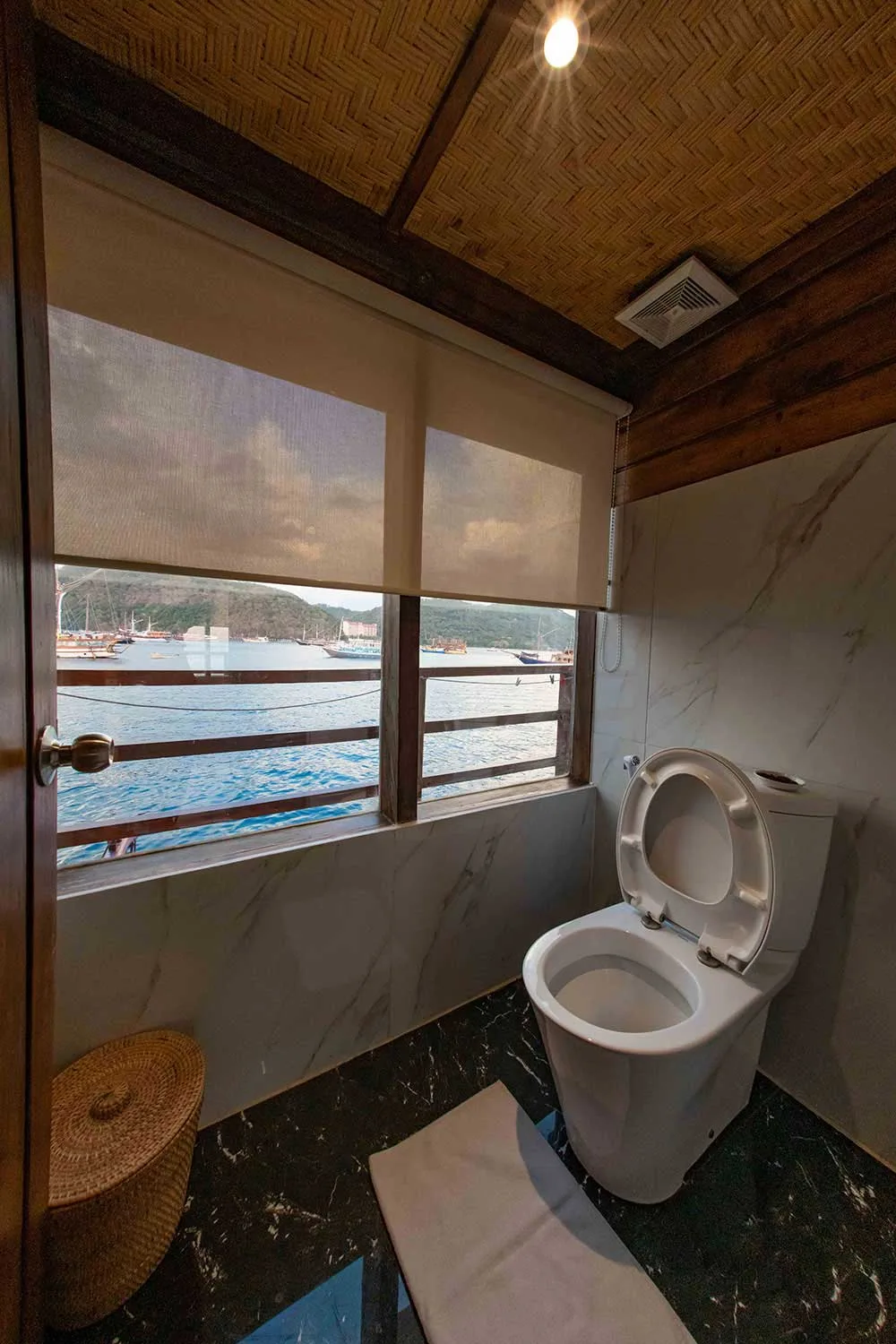 Neomi Cruise middle deck cabin bathroom