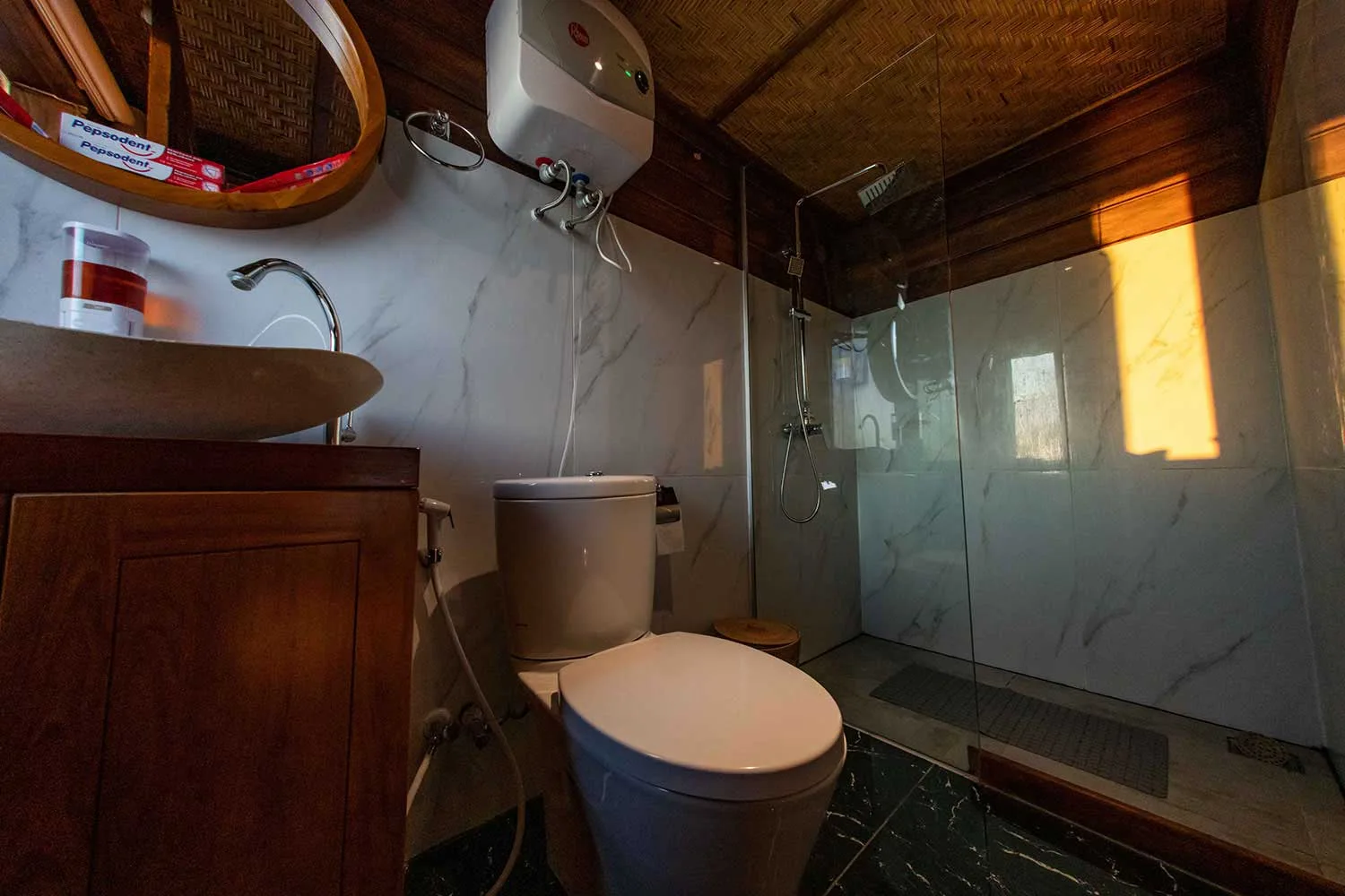 Neomi Cruise middle deck cabin bathroom