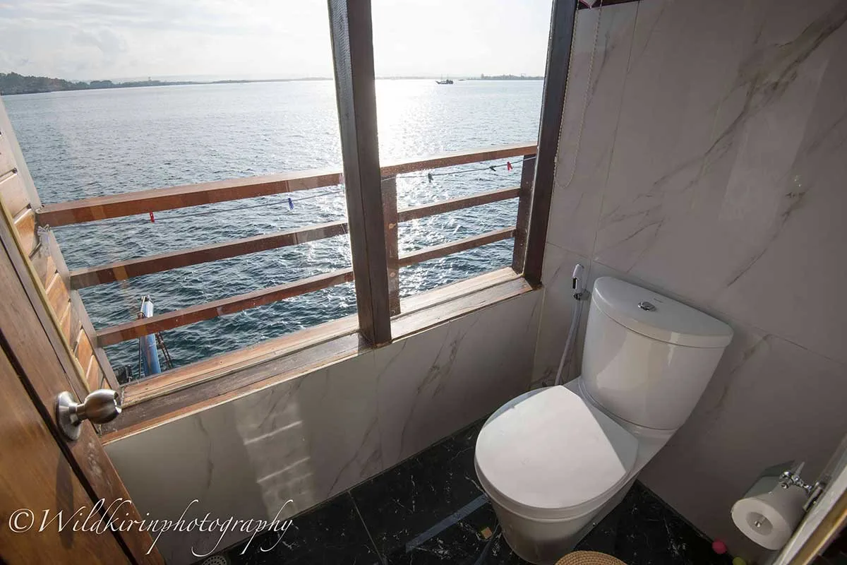 Neomi Cruise middle deck bathroom