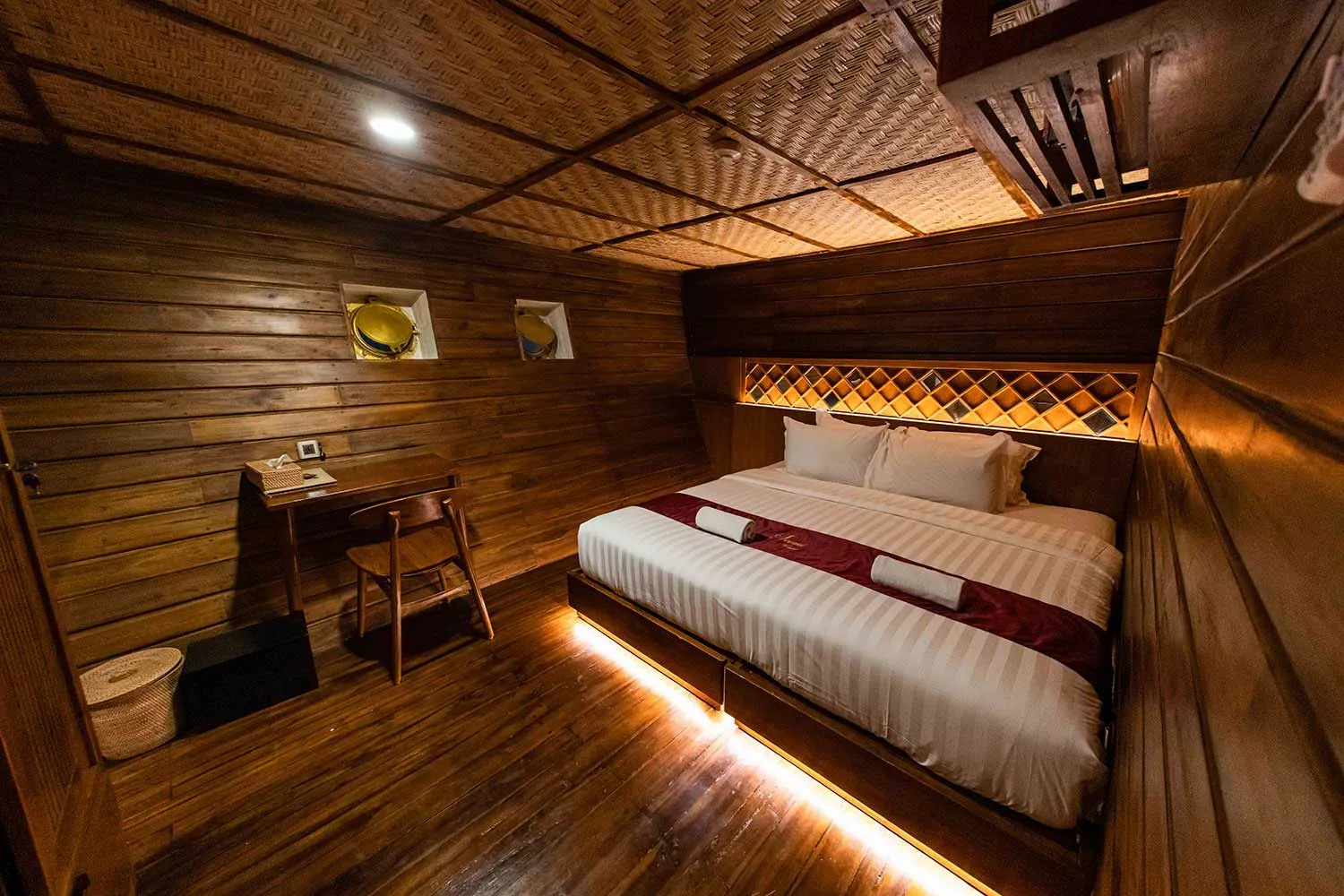 Neomi Cruise lower deck double bed cabin