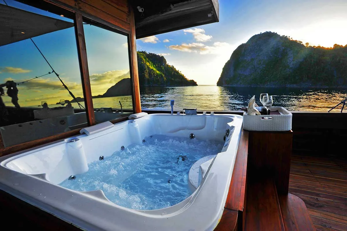 Neomi Cruise hot and cold jacuzzi