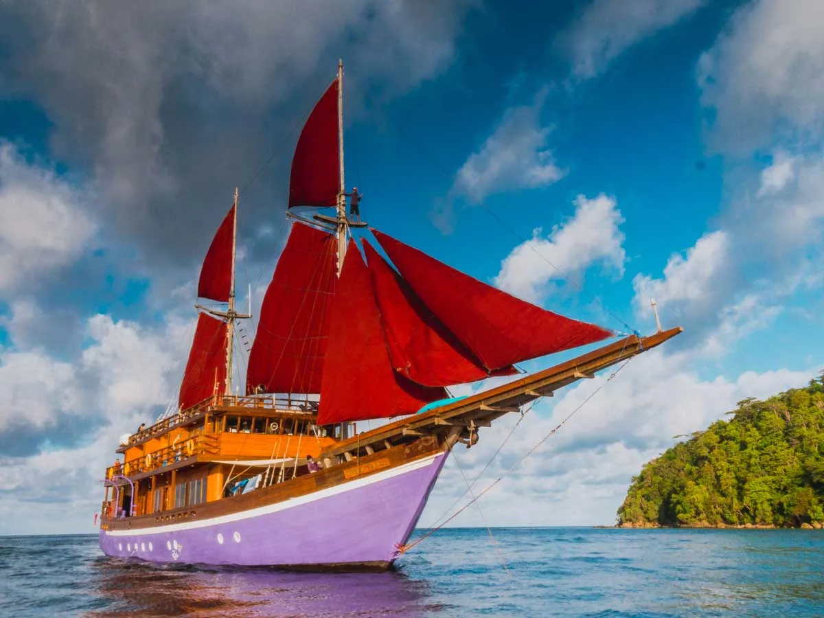 Neomi Cruise Phinisi with sails unfurled